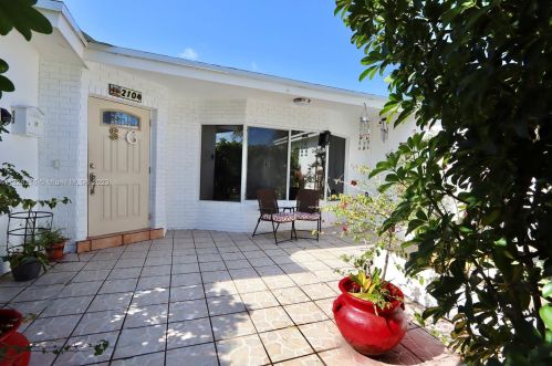 2104 14th Ct, Hollywood FL  33020-2519 exterior