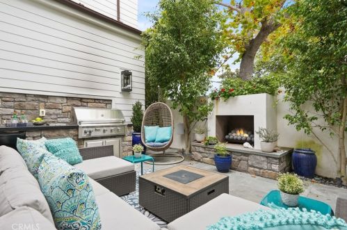 2691 Crestview Dr, Newport Beach CA  92663-5626 exterior