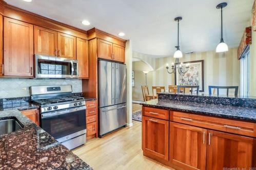 33 Sunset Hill Rd, Brookfield Center CT  06804-3448 exterior