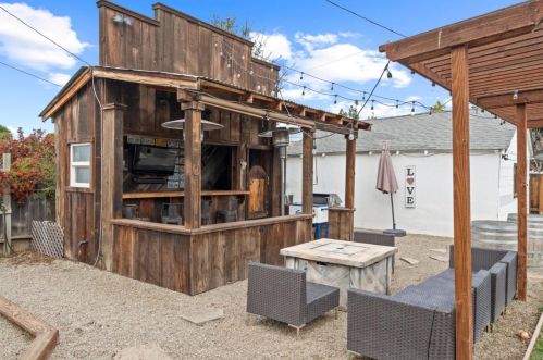 3130 Airline Hwy, Hollister CA  95023-9725 exterior