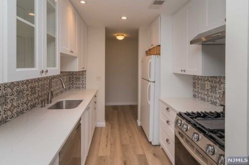 2110 Hilltop Rd, Mahwah NJ  07430-2232 exterior