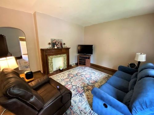 616 Vine St, Moon Twp, PA 15108-2170