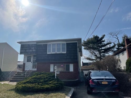 2300 Cedar St, Seaford, NY 11783-2905