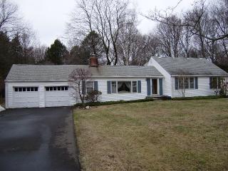 14 Pease Rd, New Haven, CT 06525-2033
