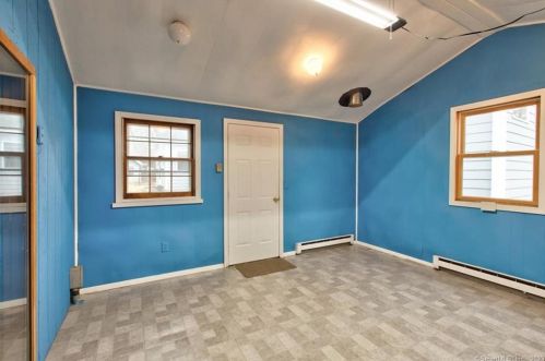 21 Moore Ave, Lyme CT  06371-1216 exterior