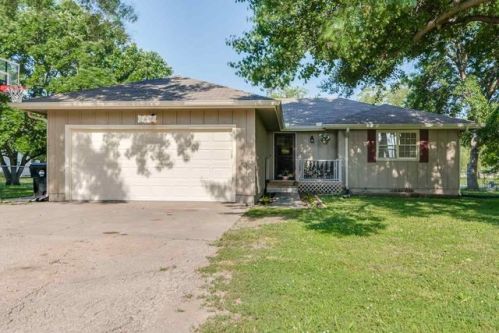 121 Pearl St, Rossville, KS 66533-9728