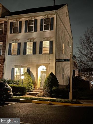 9000 Ribbon Falls Loop, Bristow VA  20136-6138 exterior