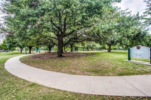 3025 Bryan St, Dallas TX  75204-6173 exterior