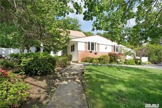 11 Woodrow Ln, Smithtown, NY 11787-3111