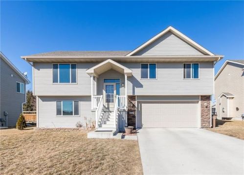 404 3rd St, Bondurant, IA 50035-1045