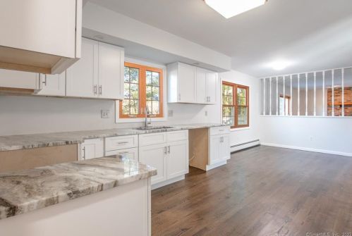 6 Guernsey Rd, Brookfield Center, CT 06804-3915