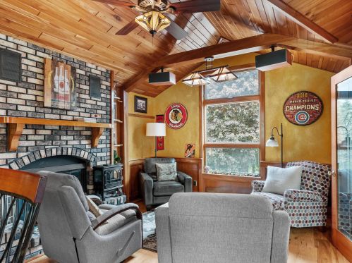 1410 Whitewater Dr, Manitowoc WI 54220-9437 exterior