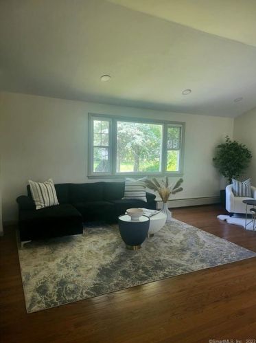 13 Clinton Hill Rd, Waterbury CT  06716-1010 exterior