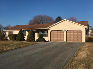 5768 Crescent Dr, Schnecksville, PA 18078-2158