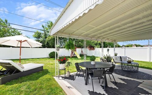 3874 Peter St, Seaford NY  11783-1216 exterior