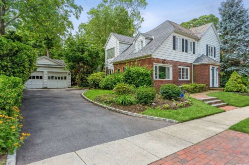 47 Knollwood Rd, Rockville Centre, NY 11570-2710
