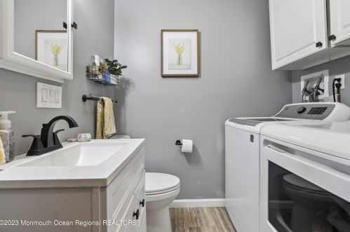 4 Krueger Pl, Middletown NJ  07748-5729 exterior