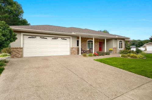 706 Pine Cone Pl, Holmen, WI 54636-7915
