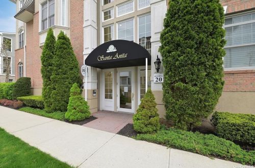 721 Roosevelt Way, Westbury, NY 11590-6685