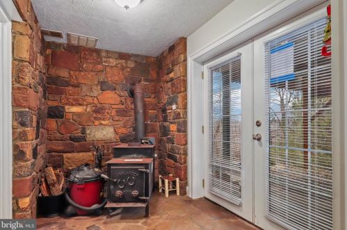 499 Rome Beauty Dr, Linden VA  22642-6441 exterior