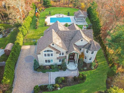 19 Parsons Dr, Huntington Station, NY 11746-5217
