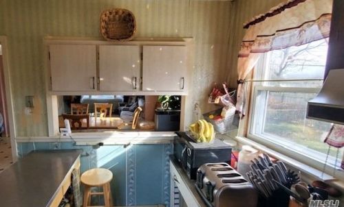 6 Noel Pl, Babylon, NY 11703-5407