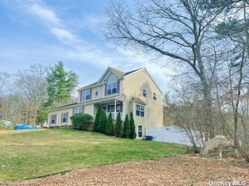 655 Wading River Hollow Rd, Panamoka, NY 11961-2322