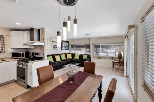 70 Santa Monica St, Palm Springs CA  92264-5257 exterior