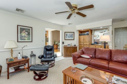 40 Hollister Ln, Islip Manor, NY 11751-4004