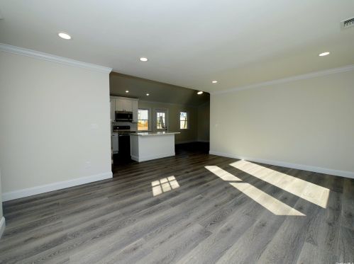 559 Canal Rd, Mount Sinai, NY 11766-3304