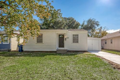 825 13th Ave, Texas City, TX 77590-5935
