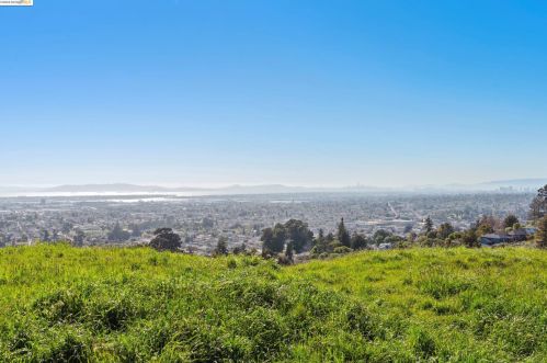 8017 Crest Ave, Oakland CA  94605-3611 exterior