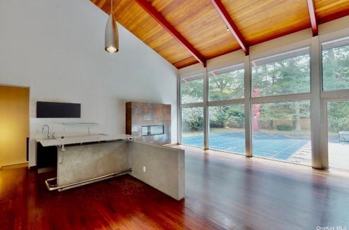 121 Montauk Hwy, East Hampton NY  11937-2802 exterior