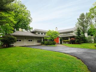 663 Rita Dr, Westwood, NJ 07675-6415