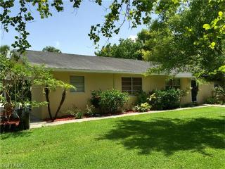 215 Fort Thompson Ave, Labelle, FL 33935-5110