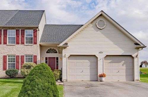 2054 Rolling Meadow Dr, Macungie, PA 18062-8897