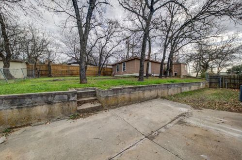 2421 Mercedes Rd, Denton TX  76205-5993 exterior