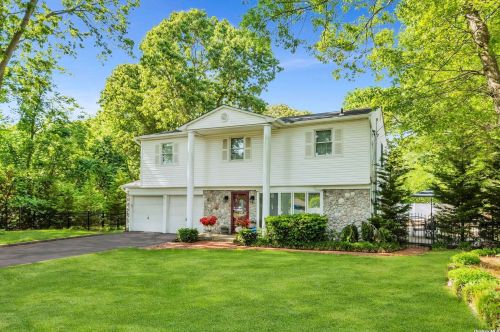 4 Antona Blvd, South Setauket, NY 11720-4024
