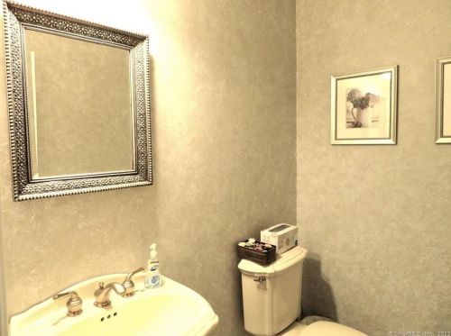 7 Balsam Rdg Cir, Wallingford CT 06492-4377 exterior