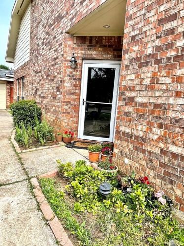 206 Colonial Ln, Euless, TX 76040-4672