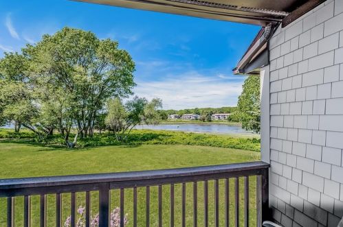 175 Seabreeze Dr, North Kingstown, RI 02852-4040