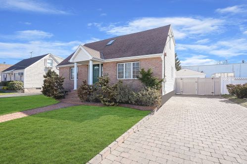 37 Soloff Blvd, Far Rockaway, NY 11096-1016