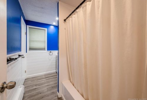 13 Bobwhite Trl, Gales Ferry CT  06335-2002 exterior