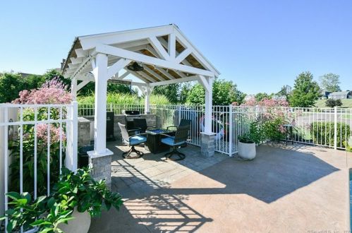 16 Marie Ln, Wallingford CT  06492-1935 exterior