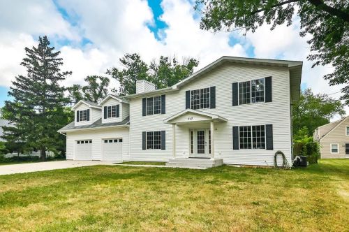 717 Briar Ln, Beloit, WI 53511-2411
