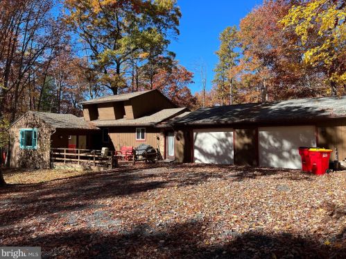 22 Pine Tree Dr, North Newton, PA 17241-8935