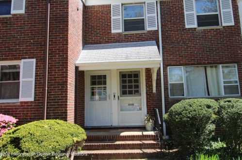 98 Manor Dr, Tinton Falls, NJ 07712-2568