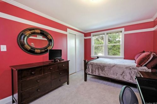 9 Charles Ln, Rye Brook NY  10573-1404 exterior
