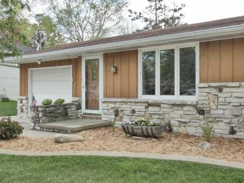 2711 Hazelwood Ln, Green Bay, WI 54304-1804