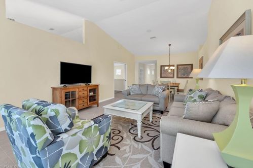 5995 Pinnacle Ln, Naples, FL 34110-7313